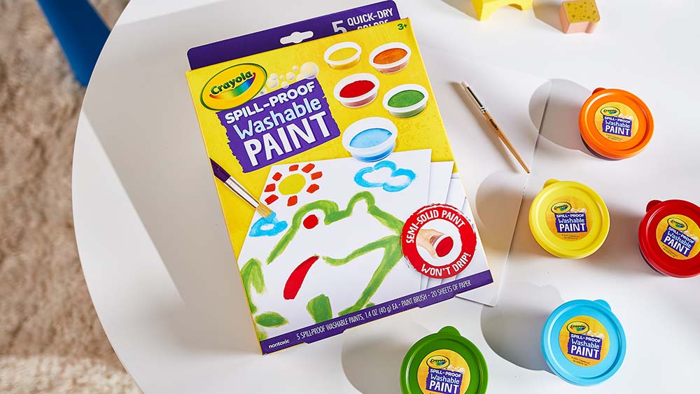 Pinturas lavables a prueba de derrames sobre una mesa.